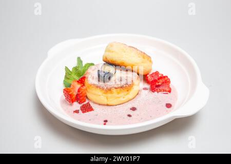 Köstliche Hüttenkäse-Pfannkuchen mit gesunden Zutaten, reich an Protein und Kalzium, perfekt für ein nahrhaftes Frühstück. Stockfoto