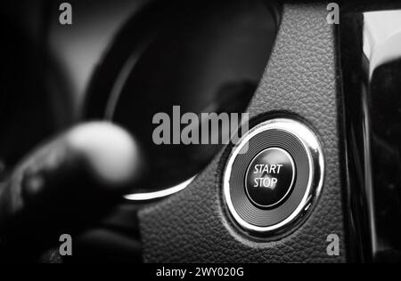 Taste zum Starten und Stoppen des Motors auf dem Armaturenbrett. Keyless Smart Key in einem modernen Fahrzeug Stockfoto