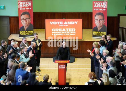 Andy Burnham sprach während seines Wahlkampfes für die Wiederwahl als Bürgermeister der Greater Manchester Combined Authority im Salford Lads Club. Bilddatum: Mittwoch, 3. April 2024. Stockfoto