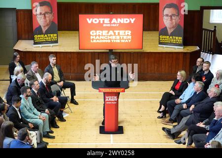 Andy Burnham sprach während seines Wahlkampfes für die Wiederwahl als Bürgermeister der Greater Manchester Combined Authority im Salford Lads Club. Bilddatum: Mittwoch, 3. April 2024. Stockfoto