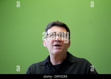 Andy Burnham sprach während seines Wahlkampfes für die Wiederwahl als Bürgermeister der Greater Manchester Combined Authority im Salford Lads Club. Bilddatum: Mittwoch, 3. April 2024. Stockfoto