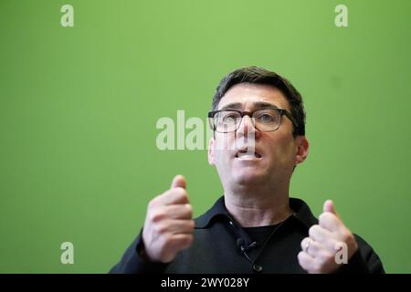 Andy Burnham sprach während seines Wahlkampfes für die Wiederwahl als Bürgermeister der Greater Manchester Combined Authority im Salford Lads Club. Bilddatum: Mittwoch, 3. April 2024. Stockfoto