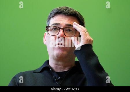 Andy Burnham sprach während seines Wahlkampfes für die Wiederwahl als Bürgermeister der Greater Manchester Combined Authority im Salford Lads Club. Bilddatum: Mittwoch, 3. April 2024. Stockfoto