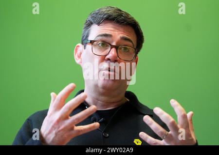 Andy Burnham sprach während seines Wahlkampfes für die Wiederwahl als Bürgermeister der Greater Manchester Combined Authority im Salford Lads Club. Bilddatum: Mittwoch, 3. April 2024. Stockfoto