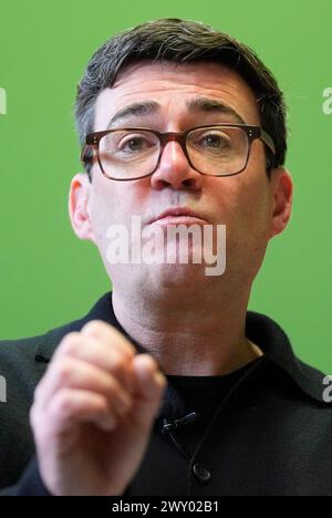 Andy Burnham sprach während seines Wahlkampfes für die Wiederwahl als Bürgermeister der Greater Manchester Combined Authority im Salford Lads Club. Bilddatum: Mittwoch, 3. April 2024. Stockfoto