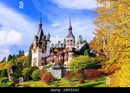 Schloss Peles im Herbst. Sinaia, Kreis Prahova, Rumänien. Stockfoto