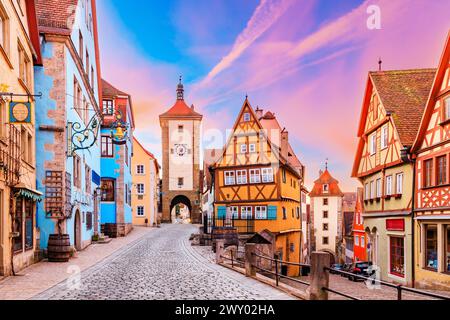 Rothenburg ob der Tauber, Bayern, Deutschland. Plonlein Street mit Stadttoren bei Sonnenaufgang. Stockfoto