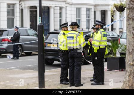 Polizei am Tatort einer tödlichen Schießerei in der Comeragh Road, West Kensington, London, Großbritannien. Polizisten der Metropolitan Police Stockfoto