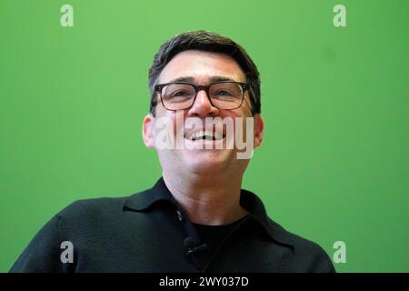 Andy Burnham sprach während seines Wahlkampfes für die Wiederwahl als Bürgermeister der Greater Manchester Combined Authority im Salford Lads Club. Bilddatum: Mittwoch, 3. April 2024. Stockfoto