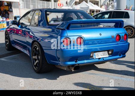 Rückansicht eines blauen Nissan Skyline GT R32 der achten Generation bei einem japanischen Sportwagen. Stockfoto