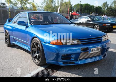 Vorderansicht eines blauen Nissan Skyline GT R32 der achten Generation bei einem japanischen Sportwagen. Stockfoto