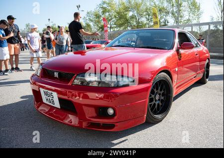 Vorderansicht eines roten Nissan Skyline GT-R33 der neunten Generation bei einem japanischen Sportwagen. Stockfoto