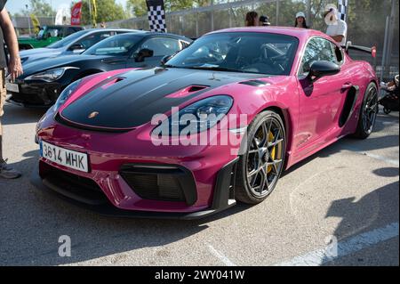 Vorderansicht eines deutschen Sportwagens, des pinkfarbenen Porsche 718 Cayman GT4 RS mit schwarzer Kohlefaser-Motorhaube. Bei einer Autobesprechung Stockfoto