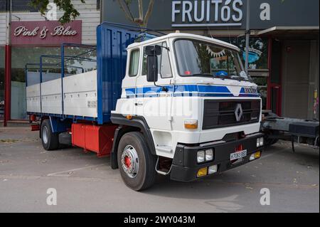 Vorderansicht eines alten weißen Renault D230-20 zweiachsigen langen Lkw, der auf der Straße geparkt ist Stockfoto