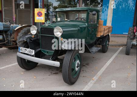 Vorderansicht eines alten grünen Ford Modell AA Lkw, der auf der Straße geparkt ist Stockfoto