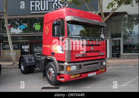 Vorderansicht eines alten roten Traktorhubwagens, Pegaso Troner 370 24V 1237 40 TR Turbo Ladeluftkühler, der auf der Straße geparkt ist Stockfoto