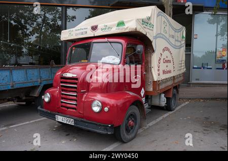 Vorderansicht eines alten roten spanischen Ebro B-35 C Trucks, der auf der Straße geparkt ist Stockfoto