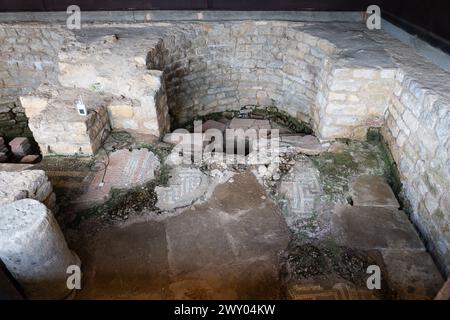 Das North Bath House (laconicum) in Chedworth Roman Villa mit Mosaikboden und Unterflurheizung mit Stützsäulen (oder Pilae), Großbritannien Stockfoto