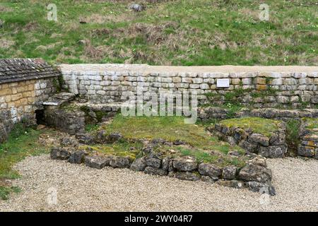 Die Überreste des Sommer-Speisesaals (lateinisch: TriClinium aestivale) bieten gehobene Küche mit Blick auf das Anwesen in der Chedworth Roman Villa, Großbritannien Stockfoto