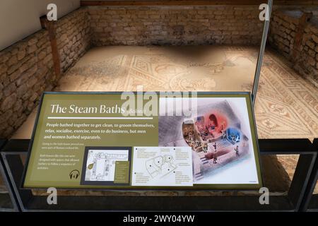 Ein Informationsschild mit den Dampfbädern (Balnea) in der Chedworth Roman Villa. Dieser Raum ist ein Umkleideraum (Apodyterium). UK. Konzept: Roman Britain Stockfoto