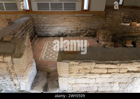 Das westliche Badehaus - ein kleines Badehaus (balneum) in Chedworth Roman Villa. Hier ist ein Tepidarium (warmer Raum) mit Unterflurheizung. UK Stockfoto