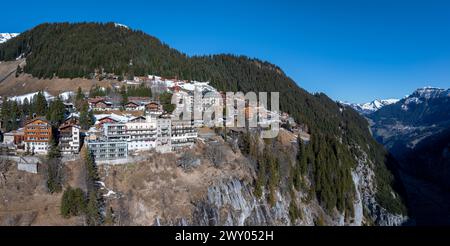 Aus der Vogelperspektive von Murren, Schweiz, zeigt ein ruhiges Bergdorf Stockfoto