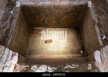 Das westliche Badehaus in Chedworth Roman Villa, Großbritannien. Hier ist der letzte Teil der Dampfbäder, das kalte Tauchbad (Baptisterium oder balneum frigidum) Stockfoto