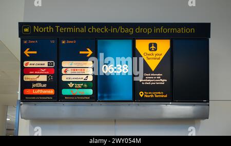 Check-in-Informationsschild bei Abfahrten im North Terminal, Gatwick Airport, London, Großbritannien. Stockfoto