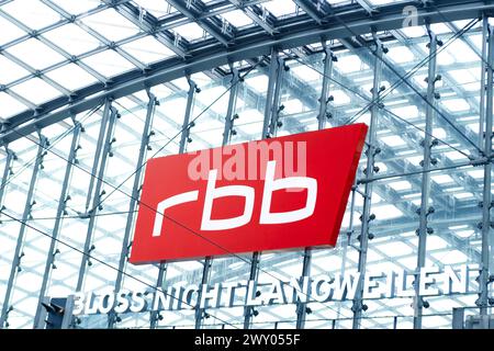 Radio News Berlin-Brandenburg Logo Mediengesellschaft auf gewölbtem Metallgewölbe am Bahnhof, moderner Rundfunk und Qualitätsverpflichtung, Berlin, Stockfoto