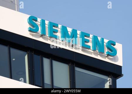 Siemens-Logo, Büro deutscher Konzern Siemens AG, der Elektrotechnik, Elektronik, Energieausrüstung, Transport und Kommunikation betreibt Stockfoto