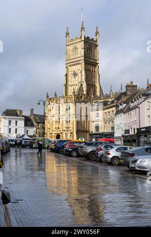 Der erste Grades ist unter Denkmalschutz der mittelalterlichen St. John the Baptist Kirche und Südportal mit rechtwinkliger gotischer Architektur, die sich in Pfützen widerspiegelt. Cirencester, Großbritannien Stockfoto