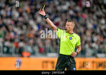 Turin, Italien. April 2024. Schiedsrichter Davide Massa war beim Halbfinalspiel zwischen Juventus und Lazio im Allianz-Stadion in Turin zu sehen. (Foto: Gonzales Photo/Alamy Live News Stockfoto