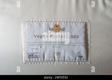 Get Lay Beds Taschenfederkernmatratze mit einem Label, das sie von der UK Vegan Society als vegan zertifiziert. Konzept: Veganismus, vegane Produkte, vegane Produkte Stockfoto
