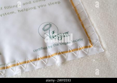 Get Lay Beds Taschenfederkernmatratze mit einem Label, das sie von der UK Vegan Society als vegan zertifiziert. Konzept: Veganismus, vegane Produkte, vegane Produkte Stockfoto
