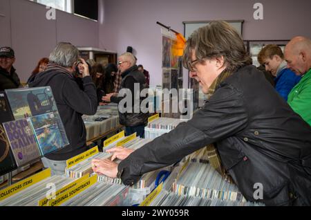 Auf der Plattenmesse einer Enthusiasten in Totnes, Devon, Großbritannien, stöbern Männer durch Schallplatten. Stockfoto