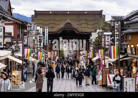 Nagano, Japan - 29. Februar 2024: Die Menschen laufen entlang der Nakamise Straße vom Niōmon-Tor zum Zenkoji-Tempel in Nagano in Japan Stockfoto