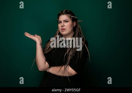 Frau mit Dreadlocks vor grünem Hintergrund Stockfoto
