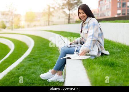 Der Student genießt den sonnigen Tag beim Lernen im Park Stockfoto