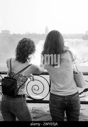 Zwei Mädchen sehen Niagra Falls Kanada Stockfoto
