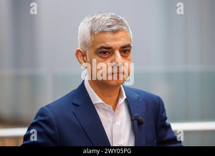 London, Großbritannien. April 2024. Der Londoner Bürgermeister Sadiq Khan besucht zusammen mit der Schattenkanzlerin Rachel Reeves das Francis Crick Institute. Sadiq Khan kandidiert für eine dritte Amtszeit bei den Bürgermeisterwahlen am 2. Mai. Er hat versprochen, bis 2028 150.000 hochwertige gut bezahlte Arbeitsplätze in seiner Wiederwahl zu schaffen. Quelle: Karl Black/Alamy Live News Stockfoto