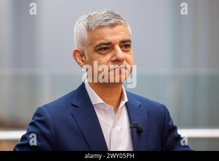 London, Großbritannien. April 2024. Der Londoner Bürgermeister Sadiq Khan besucht zusammen mit der Schattenkanzlerin Rachel Reeves das Francis Crick Institute. Sadiq Khan kandidiert für eine dritte Amtszeit bei den Bürgermeisterwahlen am 2. Mai. Er hat versprochen, bis 2028 150.000 hochwertige gut bezahlte Arbeitsplätze in seiner Wiederwahl zu schaffen. Quelle: Karl Black/Alamy Live News Stockfoto