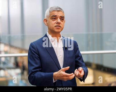 London, Großbritannien. April 2024. Der Londoner Bürgermeister Sadiq Khan besucht zusammen mit der Schattenkanzlerin Rachel Reeves das Francis Crick Institute. Sadiq Khan kandidiert für eine dritte Amtszeit bei den Bürgermeisterwahlen am 2. Mai. Er hat versprochen, bis 2028 150.000 hochwertige gut bezahlte Arbeitsplätze in seiner Wiederwahl zu schaffen. Quelle: Karl Black/Alamy Live News Stockfoto