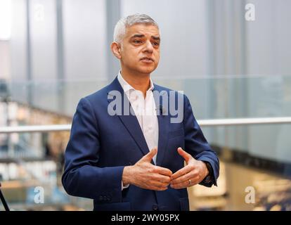 London, Großbritannien. April 2024. Der Londoner Bürgermeister Sadiq Khan besucht zusammen mit der Schattenkanzlerin Rachel Reeves das Francis Crick Institute. Sadiq Khan kandidiert für eine dritte Amtszeit bei den Bürgermeisterwahlen am 2. Mai. Er hat versprochen, bis 2028 150.000 hochwertige gut bezahlte Arbeitsplätze in seiner Wiederwahl zu schaffen. Quelle: Karl Black/Alamy Live News Stockfoto