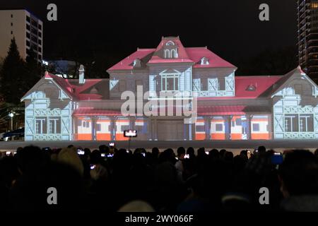 Sapporo, Japan - 07. Februar 2024: Während des Winterfestes i genießt das Publikum Animationen auf der Eisskulptur der Old Sapporo Station auf dem HTB Snow Square Stockfoto