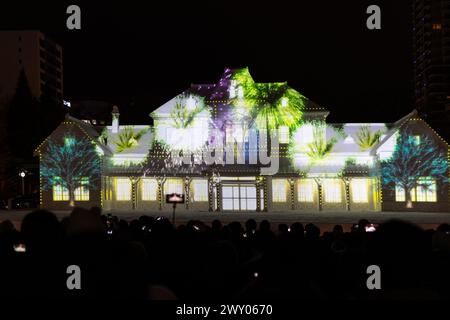 Sapporo, Japan - 07. Februar 2024: Während des Winterfestes i genießt das Publikum Animationen auf der Eisskulptur der Old Sapporo Station auf dem HTB Snow Square Stockfoto