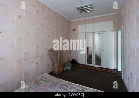 Sowjetische Wohnung, UdSSR. Zimmer in der üblichen sowjetischen Wohnung. Stockfoto