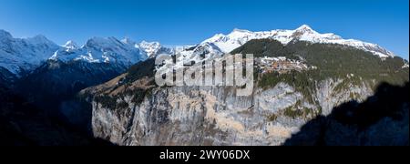 Aus der Vogelperspektive von Murren, Schweiz, zeigt ein ruhiges Bergdorf Stockfoto