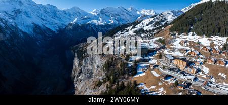 Aus der Vogelperspektive von Murren, Schweiz, zeigt ein ruhiges Bergdorf Stockfoto