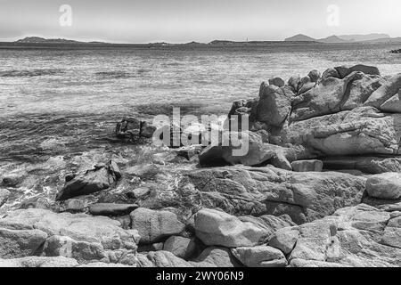 Blick auf den bezaubernden Strand von Capriccioli, einem der schönsten Badeorte der Costa Smeralda, Nordsardinien, Italien Stockfoto