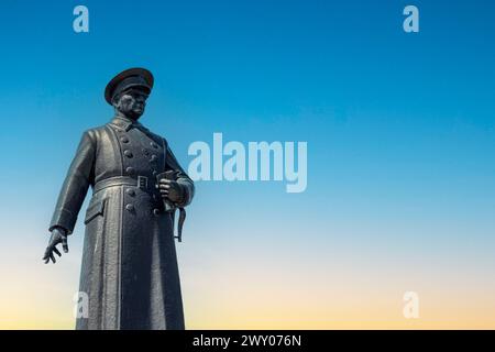 Silhouette der Atatürks Statue vor einem Abendhimmel, eine Hommage an den Gründer der Türkei. Ezrurum, Türkei - August 2023. Stockfoto